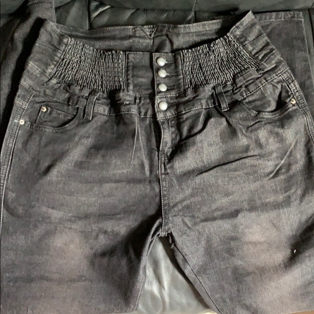 Super cute and flattering black jeans!